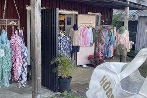 Boutique AU QUAI – mode, inredning, livsstil (sommaröppet)