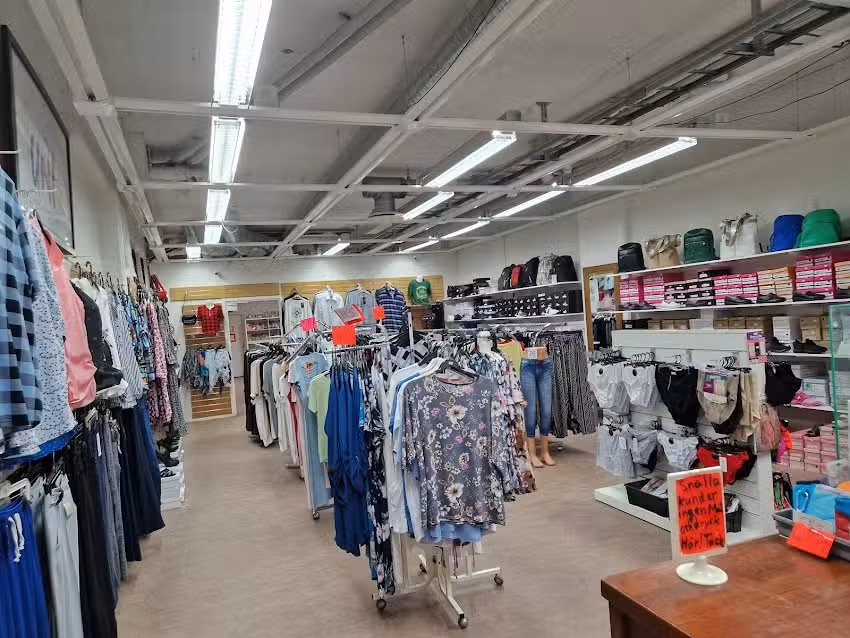 Uniq Kl&auml;der & Skor p&aring; kortedala torg 7