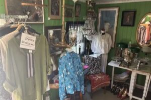 Vintage Möbel und Kleider